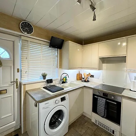 Cosy 2 Bed & Patio - Free Parking *