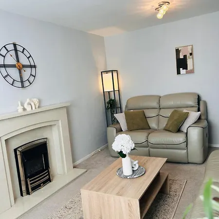Cosy 2 Bed & Patio - Free Parking *