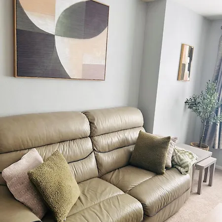 Cosy 2 Bed & Patio - Free Parking