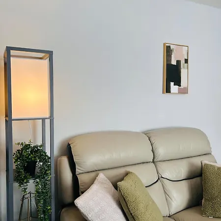 Cosy 2 Bed & Patio - Free Parking
