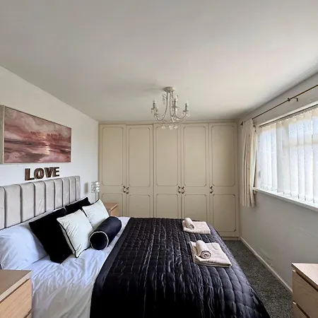 Cosy 2 Bed & Patio - Free Parking *